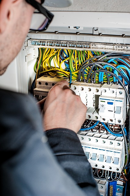 electricianelectric-lightslightslampther-640x480-81345632.jpeg