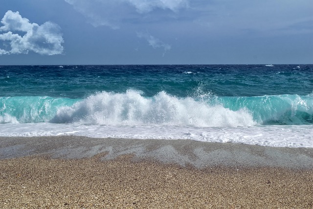 beach-hidden-secluded-coast-sand-tranqui-640x480-92318363.jpeg