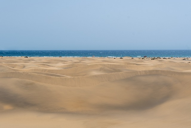 dunes-sandboarding-adventure-landscape-n-640x480-6024599.jpeg