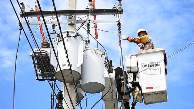 electricianelectric-lightslightslampther-640x480-37987578.jpeg