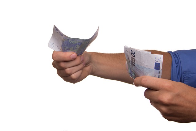 factoring-finance-business-cash-invoice-640x480-26832390.jpeg