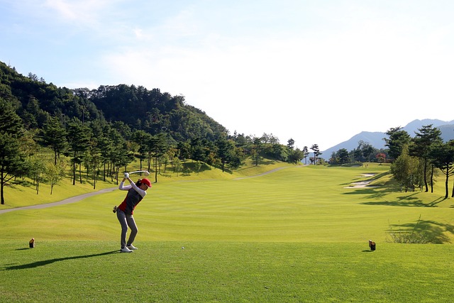 golf-course-green-fairway-clubs-outdoors-640x480-13085848.jpeg
