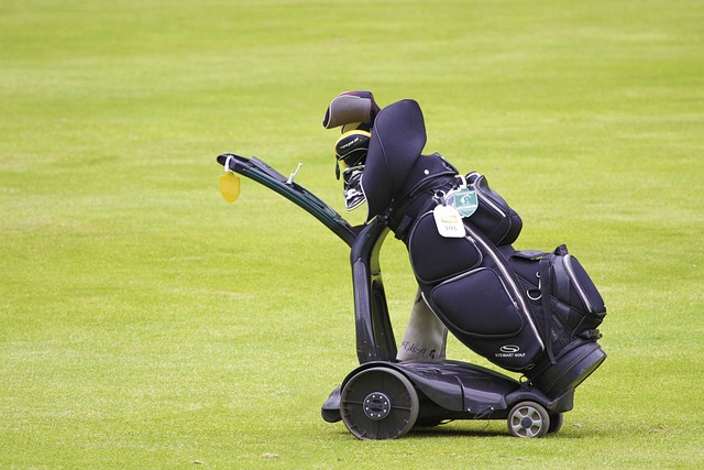 golf-course-green-fairway-clubs-outdoors-640x480-54527730.jpeg