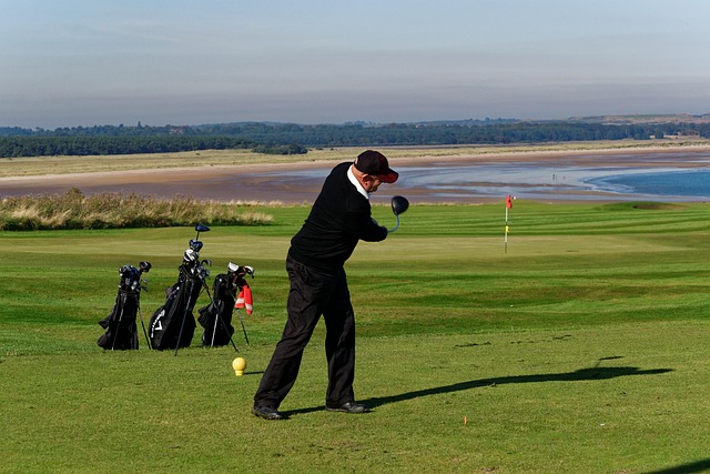 golf-course-green-fairway-clubs-outdoors-640x480-95153247.jpeg