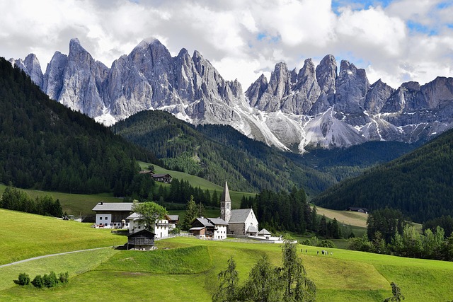 hiking-trails-nature-mountains-forests-s-640x480-55614887.jpeg