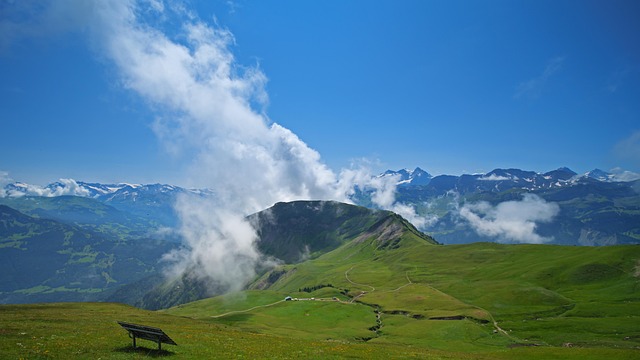 hiking-trails-nature-mountains-forests-s-640x480-94906556.jpeg