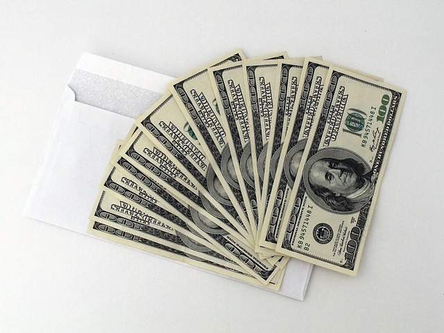 invoices-cash-finance-liquidity-business-640x480-53785169.jpeg