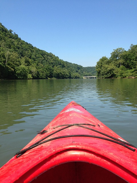 lakes-rivers-kayaking-fishing-water-scen-640x480-13403382.jpeg