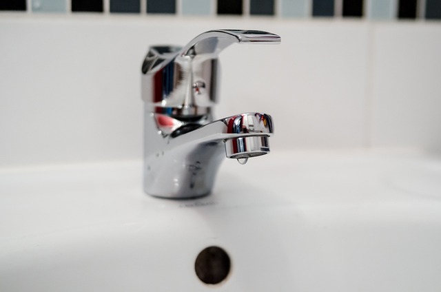 plumber-leak-pressure-odor-clog-water-640x480-66816153.jpeg