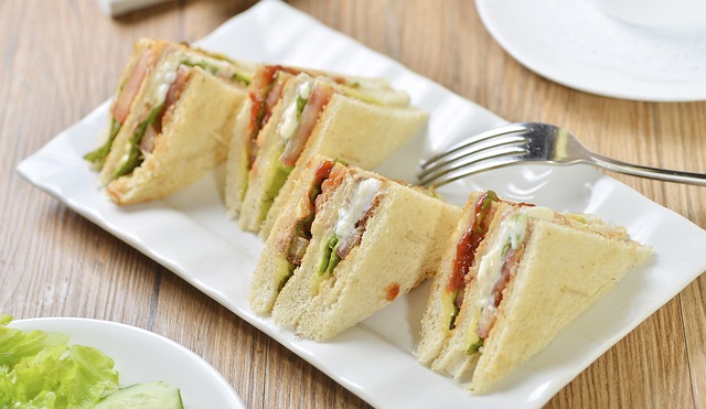 saladsandwichmexican-foodbeerwinemeal-640x480-39664801.jpeg