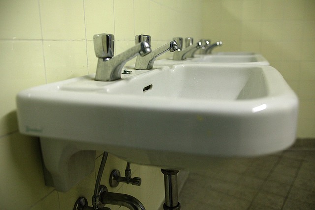 bathroom-shower-tile-moisture-grout-clea-640x480-14979287.jpeg