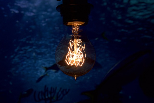 electricianelectric-lightslightslampther-640x480-91182339.jpeg