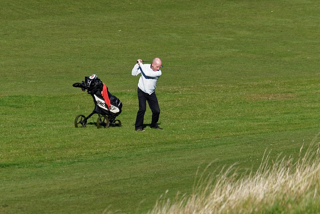 golf-course-green-fairway-clubs-outdoors-640x480-80934443.jpeg