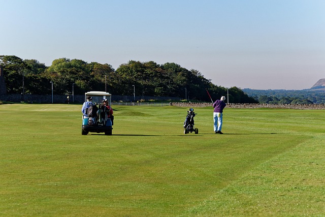 golf-course-green-fairway-clubs-outdoors-640x480-9865579.jpeg