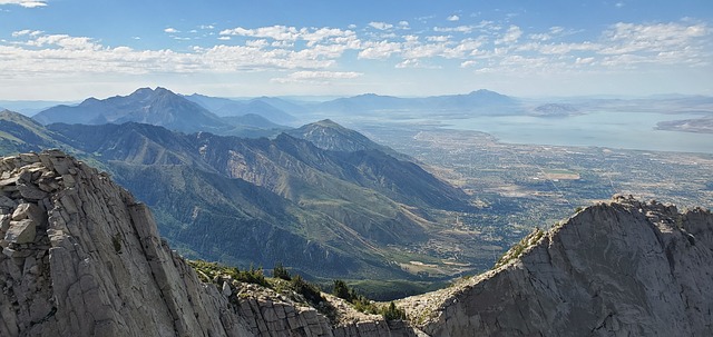 hiking-trails-nature-mountains-forests-s-640x480-55108581.jpeg