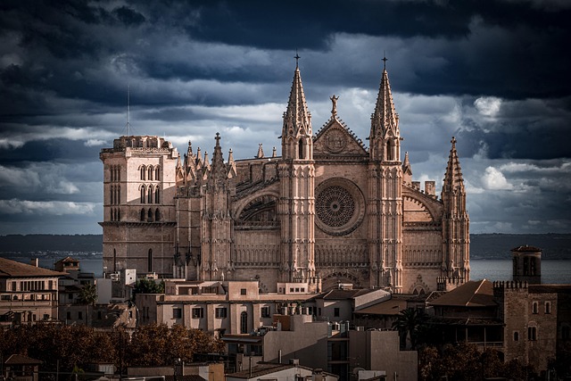 Unveiling Hidden Gems: Walking Tours of Historic Towns & Their Rich Landmarks