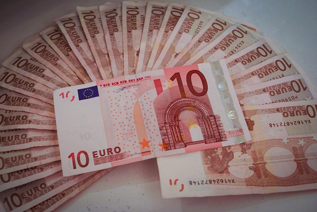 invoices-cash-finance-liquidity-business-640x480-35322669.jpeg