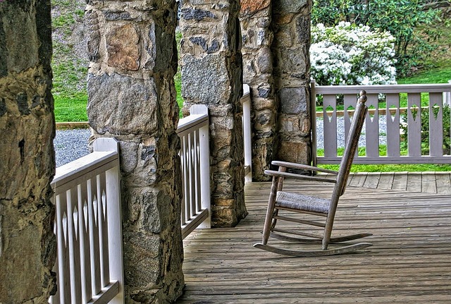 porch-640x480-52471632.jpeg