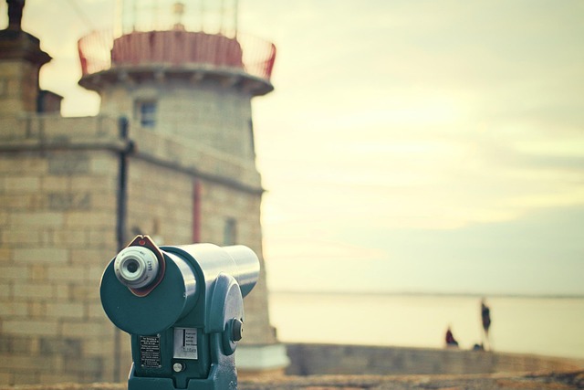 binoculars-640x480-47867024.jpeg