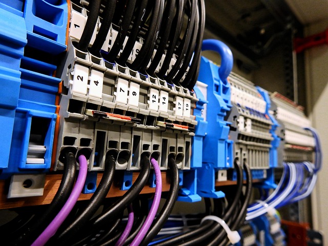 electrician-640x480-19703547.jpeg