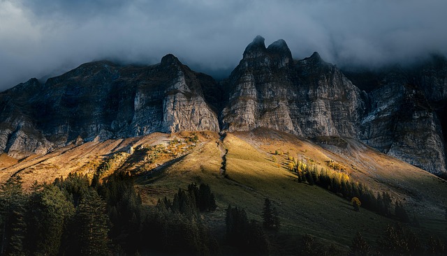 hiking-640x480-8198560.jpeg