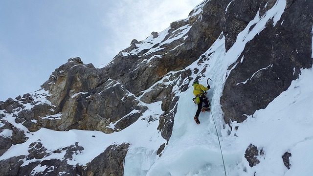 climbing-640x480-74937043.jpeg