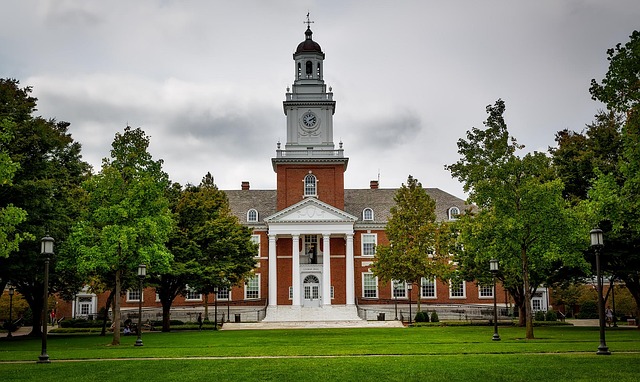 college-640x480-59208115.jpeg