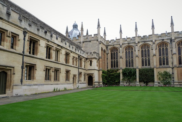 college-640x480-68379112.jpeg