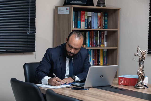 lawyer-640x480-67736148.jpeg