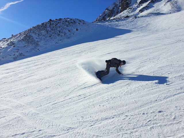 sandboarding-640x480-83379931.jpeg
