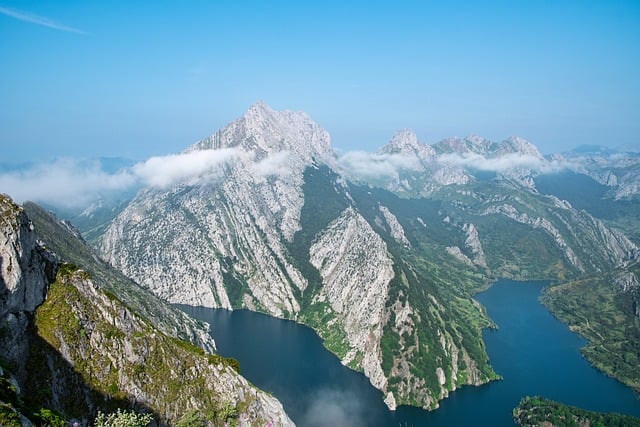 hiking-640x480-10105771.jpeg