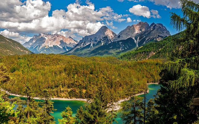 hiking-640x480-50794625.jpeg
