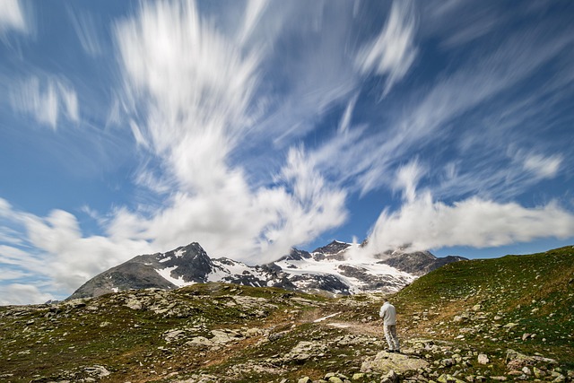 hiking-640x480-79220394.jpeg