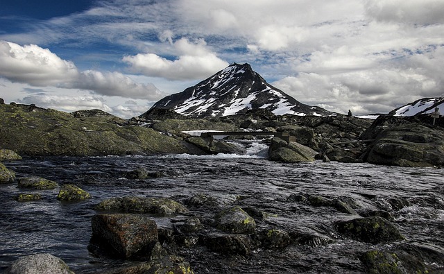 mountains-640x480-70265578.jpeg