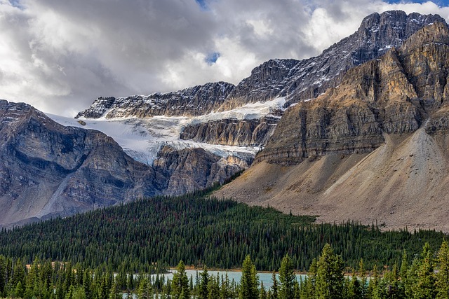 mountains-640x480-88830859.jpeg